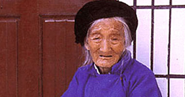 لوحة معدنية داخل بطن مريضة