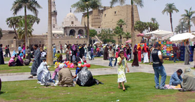 بالصور.. آلاف المواطنين خرجوا لقضاء شم النسيم فى الحدائق.. وارتفاع أسعار الرحلة النيلية إلى 25 جنيهاً للفرد