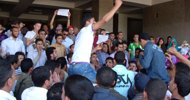 طلاب "المنصورة" يتظاهرون لإقالة رئيس قسم اللغة العربية