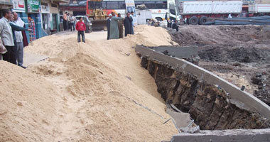 بالصور.. تصدع مبنى ومسجد وانهيار طريق بعد الحفر لبناء برج سكنى بالدقهلية