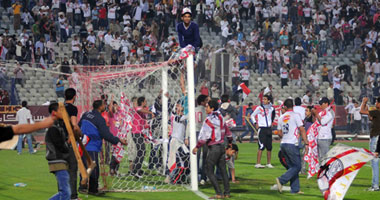 بعد اقتحام جماهير الزمالك استاد القاهرة.. إعلاميون وسياسيون تونسيون يؤكدون: العصبية الكروية لا تتناسب مع أخلاق الثورة