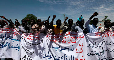 عام على انفصال السودان.. "جنوب" يعانى أزمات متعددة.. و"شمال" على مشارف ثورة.. سلفا كير يعترف: "استقلالنا منقوص".. والمظاهرات ضد البشير ترفع شعار: "نحن طلعنا وما فى رجوع.. ثورتنا مستمرة"