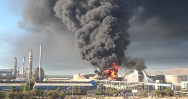 اشتعال النيران مرة آخرى فى خزانات النفط بطريق المطار