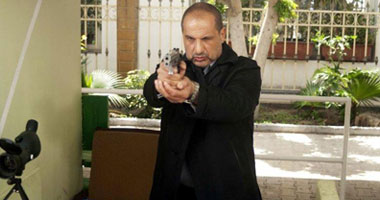 خالد الصاوى يمارس هواية الرماية فى "على كف عفريت"