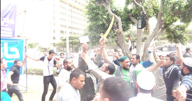 أنصار "أبو إسماعيل" يرفعون السيف والمصحف أمام مقر العليا للرئاسة