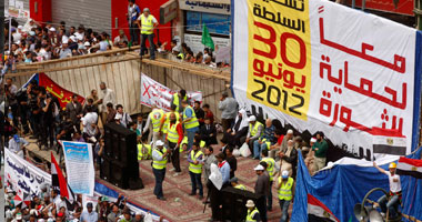 المنصة الرئيسية بالتحرير تطالب المتظاهرين بالتوجه بمسيرة لـ"الدفاع"