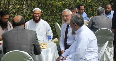 بالصور.. "أبو الفتوح" يلتقى رموز الدعوة السلفية لعرض موقفه من "التأسيسية" و"الشريعة".. والمرشح يتعهد بالإبقاء على المادة الثانية مع احتكام غير المسلمين لشرائعهم