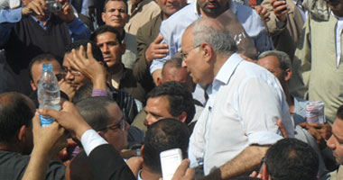 "شفيق" يخلع "البلوفر" فى المنوفية ويؤكد حرصه على دعم الفلاح 
