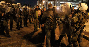 الشرطة اليونانية تفرق المهاجرين بالهراوات فى جزيرة لسبوس