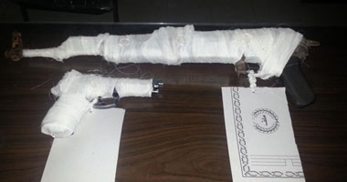 ضبط بندقيتين آليتين بحوزة مزارع وعامل بسوهاج