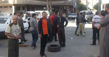 سائقو التاكسى يقطعون الطريق بسبب نقص البنزين بالمنيا