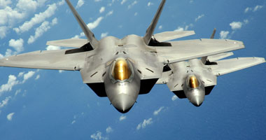 طائرة حربية روسية تعترض مقاتلة إف-22 أمريكية فى سماء سوريا