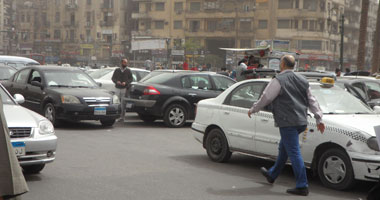 بالصور.. ميدان التحرير يتحول إلى "جراج" سيارات والساعة بـ5 جنيهات