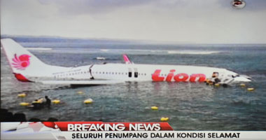 طائرة تتجاوز مدرج الهبوط وتسقط فى البحر بـ"بالى" بدون سقوط إصابات