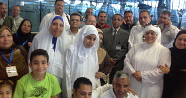 بالصور..رئيس "المصرية للمطارات" يودع أول فوج لأبناء الشركة المعتمرين 