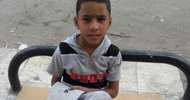 شنطة "أحمد" الصبح للمدرسة وبعد الظهر باترينة مناديل للعشاء