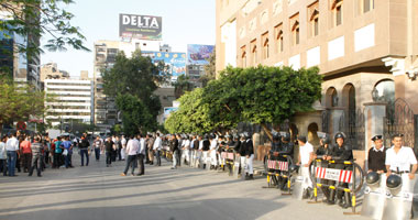 نشطاء ينظمون وقفة أمام سفارة قطر بالقاهرة وسط تواجد أمنى مكثف 