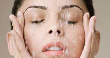 النوم على البطن وغسل الوجه أكثر من مرة باليوم خطر على البشرة