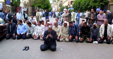 إداريو "الأوقاف" يقطعون شارع صبرى أبو علم ويؤدون صلاة الظهر