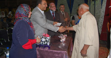 محافظ سوهاج يشهد حفل "ناصر الإعدادية" لتكريم المتفوقات
