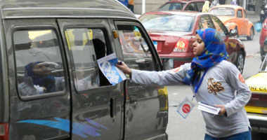 بالصور.. شباب صناع يطلقون "مهرجان الورق" فى شوارع الإسكندرية 