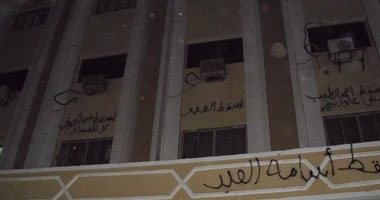 بالصور.. ننشر آثار اقتحام طلاب الأزهر لإدارة الجامعة بحثا عن"العبد"