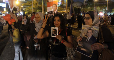 وقفة لأبناء مبارك أمام دار القضاء أثناء جلسة الحكم بقضية "قتل المتظاهرين"