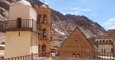  125سائحًا من جنيسيات مختلفة يزورون معالم مدينة سانت كاترين فى جنوب سيناء