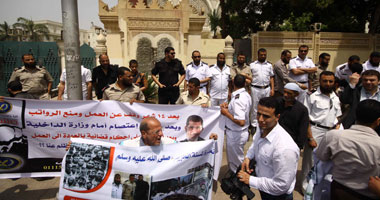 الضباط الملتحون يبدأون وقفتهم أمام "الاتحادية" بـ"التكبير"