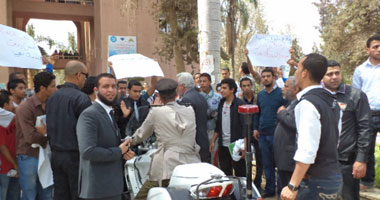 احتجاز وزير التعليم العالى بجامعة بنها وإحباط اقتحام قاعة المؤتمرات