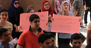بالصور.. الطلاب المتظاهرون بـ"تجارة طنطا" يهتفون ضد "الإخوان" 