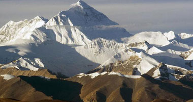 رجل نيبالى يتسلق جبل "إيفرست" للمرة 23 محققا رقما قياسيا