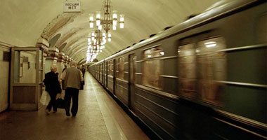 بالفيديو.. ركاب مترو موسكو ينقذون سيدة مسنة سقطت بين الرصيف والقطار