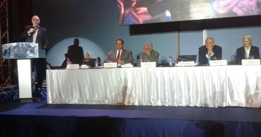 رئيس جامعة الإسكندرية يشارك فى حفل تخرج الدفعة 2012 من كلية طب 