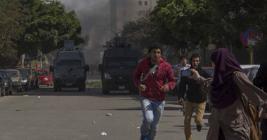 مصدر: طلاب عين شمس رشقوا قوات الأمن بالحجارة والشماريخ 