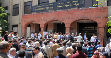 مشادات بــ"عمومية الصيادلة"بسبب تغيير مقر عقد الجمعية..عبد الجواد: فوجئنا بإلغاء جامعة القاهرة حجز القاعة..و"المركزى للمحاسبات": مخالفات مالية جسيمة خلال العامين الماضيين.. واعتماد ميزانيتى2010 و2011