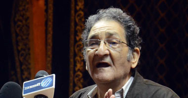 توافد نشطاء سياسيين على مستشفى المنيل عقب وفاة أحمد سيف الإسلام