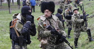 موالون لروسيا يهاجمون قاعدة عسكرية شرق أوكرانيا 