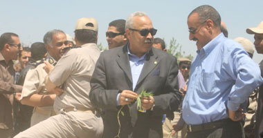 سكرتير محافظة المنوفية يقود حملة لإزالة التعديات على الأرض الزراعية