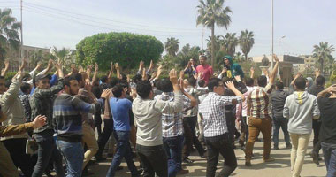 مظاهرة بجامعة كفر الشيخ تنديدا بحادث الاستاد الإرهابى