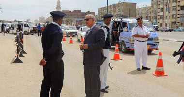 بالصور.. مدير أمن السويس يقود حملة مرورية بمنطقة العوايد