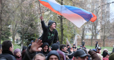 متظاهرون أوكرانيون ينزلون العلم الروسى عن مبنى السفارة فى كييف