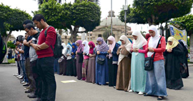 بالفيديو.. طلاب جامعة القاهرة يقيمون صلاة الجنازة على زميلهم وينددون بالاعتداء على الصحفيين