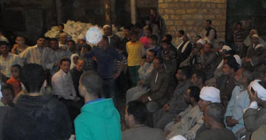 تجمهر الأهالى أمام مستشفى "أبو كبير" بالشرقية عقب استشهاد أمين شرطة