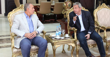 محافظ البحر الأحمر يستقبل وزير الشباب والرياضة عقب وصوله للمحافظة