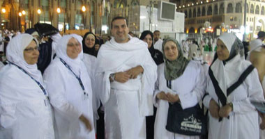 بالصور.. عمرو خالد ودعاء عامر مع الأمهات المثاليات بالأراضى المقدسة