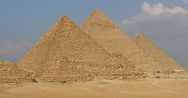 إذاعة صوت أمريكا: محللون يحذرون من تقلب قطاع السياحة فى مصر