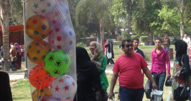 المواطنون يتوافدون على حدائق القناطر الخيرية للاحتفال بشم النسيم 