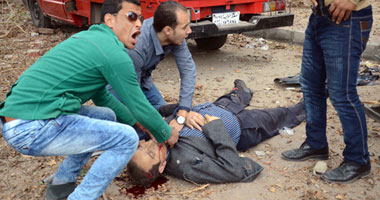 انتهاء صلاة الجنازة على شهيد انفجار جامعة القاهرة