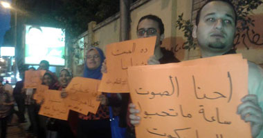 تجمع"ثوار" بمترو الأهرام استعدادا لمسيرة الاتحادية ضد قانون التظاهر